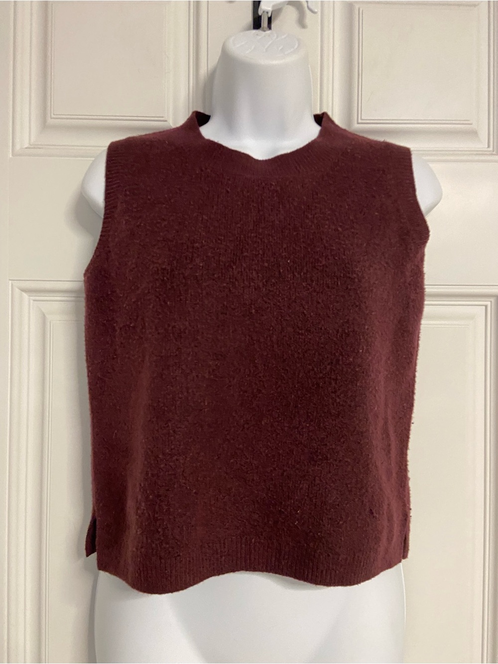 T43- SONG OF STYLE by Aimee Wong Burgundy Knit Sleeveless Vest